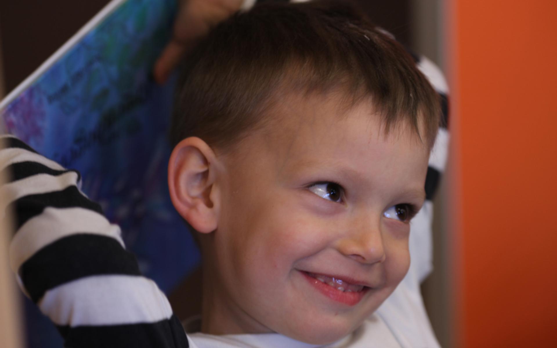 Symbolbild: Bub Kindergartenalter mit Buch